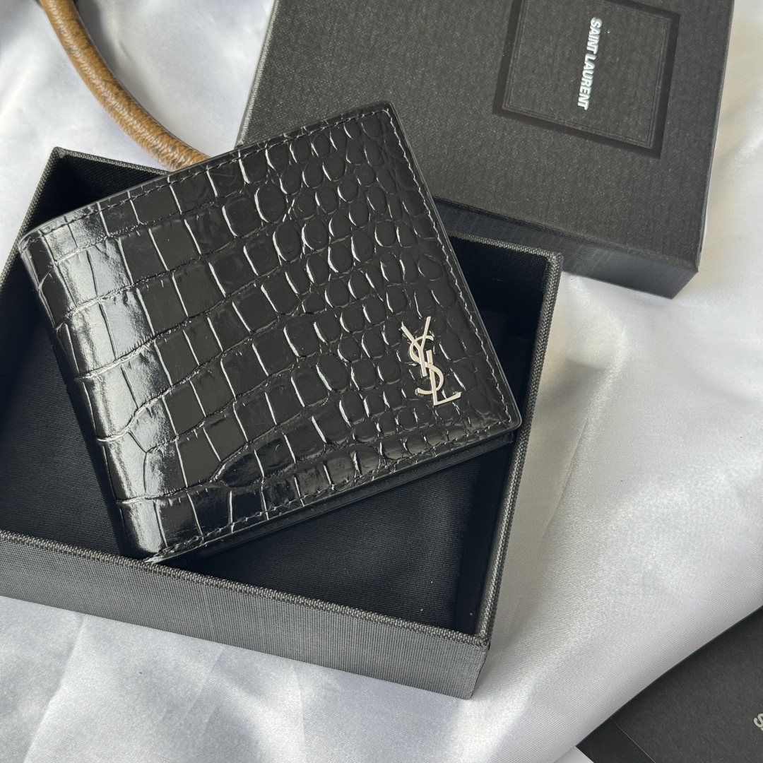 💰250💰 ysl 男士钱包 黑色鳄鱼纹
内里可放卡片 大钞  牛皮制作
MONOGRAM对折钱包，饰以金属YSL字母标志。内部：两个纸币隔层、八个卡片槽和两个票据隔层
型号：607727
尺寸：11*9.5*2.5cm