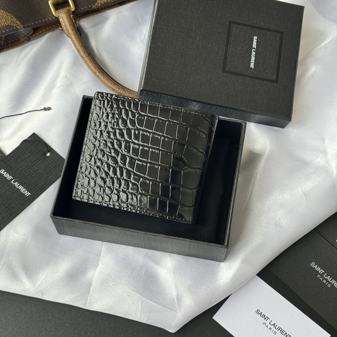 💰250💰 ysl 男士钱包 黑色鳄鱼纹
内里可放卡片 大钞  牛皮制作
MONOGRAM对折钱包，饰以金属YSL字母标志。内部：两个纸币隔层、八个卡片槽和两个票据隔层
型号：607727
尺寸：11*9.5*2.5cm