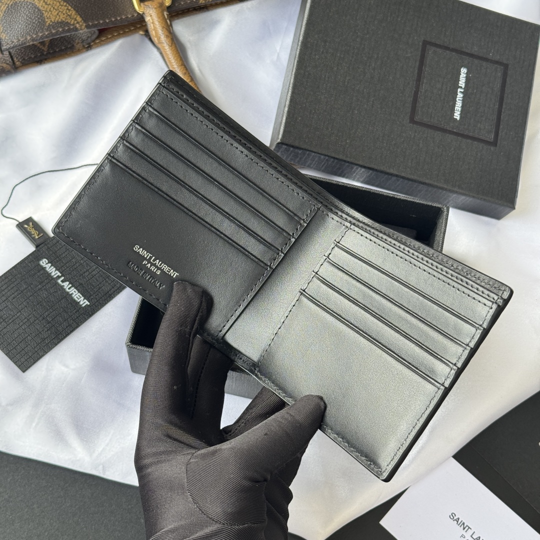 💰250💰 ysl 男士钱包 黑色鳄鱼纹
内里可放卡片 大钞  牛皮制作
MONOGRAM对折钱包，饰以金属YSL字母标志。内部：两个纸币隔层、八个卡片槽和两个票据隔层
型号：607727
尺寸：11*9.5*2.5cm
