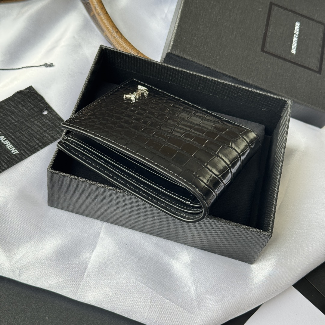 💰250💰 ysl 男士钱包 黑色鳄鱼纹
内里可放卡片 大钞  牛皮制作
MONOGRAM对折钱包，饰以金属YSL字母标志。内部：两个纸币隔层、八个卡片槽和两个票据隔层
型号：607727
尺寸：11*9.5*2.5cm