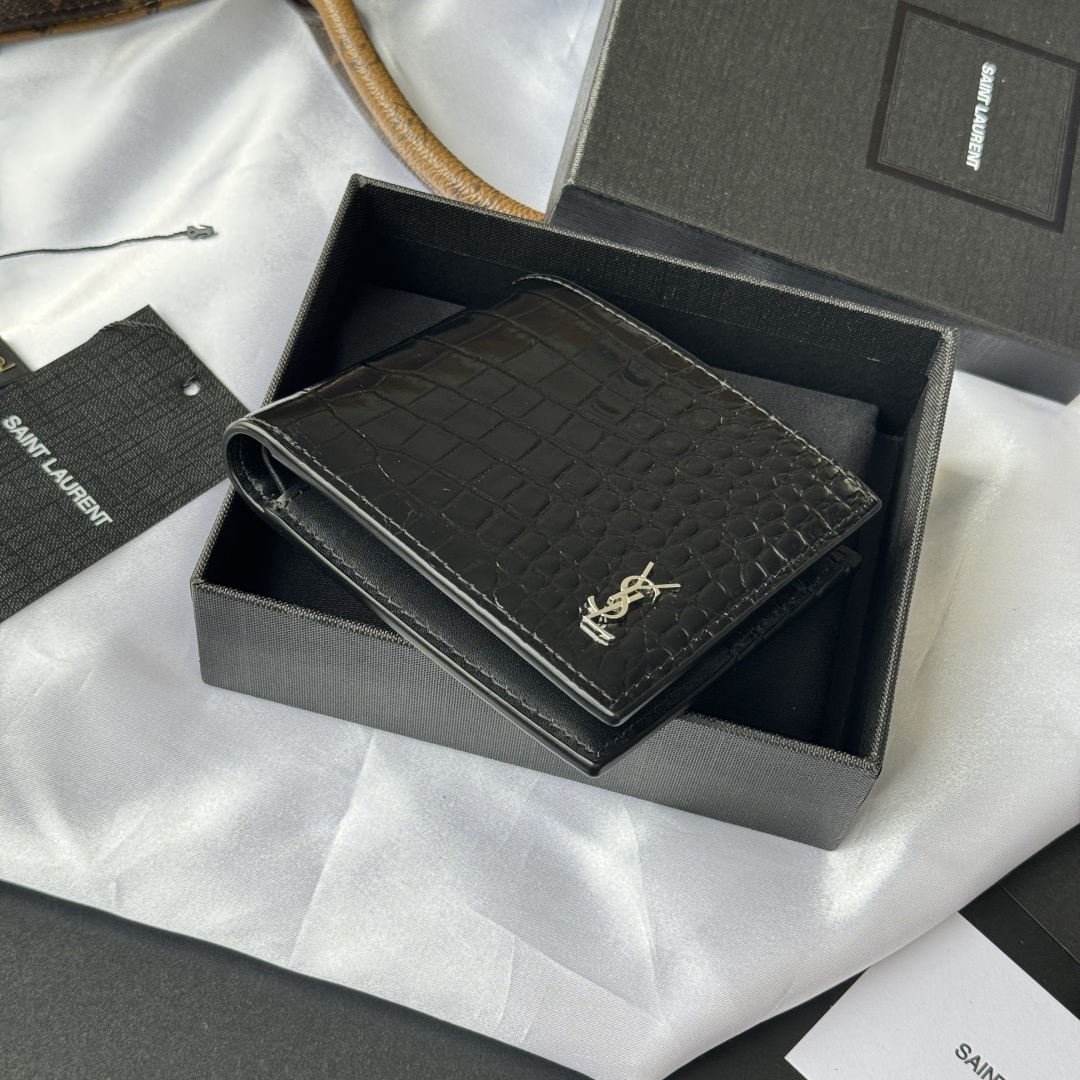 💰250💰 ysl 男士钱包 黑色鳄鱼纹
内里可放卡片 大钞  牛皮制作
MONOGRAM对折钱包，饰以金属YSL字母标志。内部：两个纸币隔层、八个卡片槽和两个票据隔层
型号：607727
尺寸：11*9.5*2.5cm
