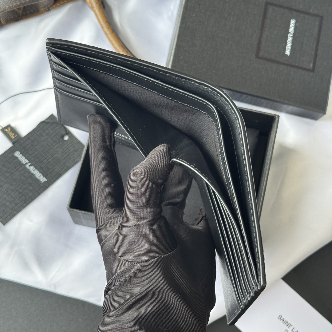 💰250💰 ysl 男士钱包 黑色鳄鱼纹
内里可放卡片 大钞  牛皮制作
MONOGRAM对折钱包，饰以金属YSL字母标志。内部：两个纸币隔层、八个卡片槽和两个票据隔层
型号：607727
尺寸：11*9.5*2.5cm