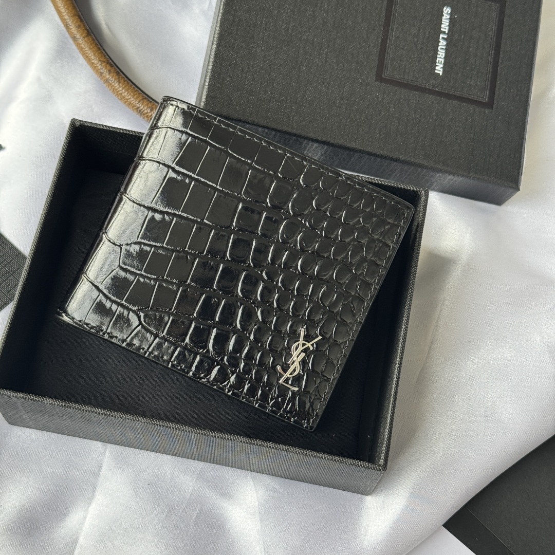 💰250💰 ysl 男士钱包 黑色鳄鱼纹
内里可放卡片 大钞  牛皮制作
MONOGRAM对折钱包，饰以金属YSL字母标志。内部：两个纸币隔层、八个卡片槽和两个票据隔层
型号：607727
尺寸：11*9.5*2.5cm
