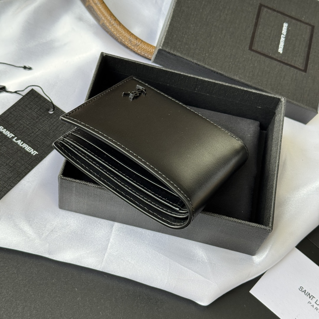 💰250💰 ysl 男士钱包 黑色牙签纹 牛皮
内里可放卡片 大钞  牛皮制作
MONOGRAM对折钱包，饰以金属YSL字母标志。内部：两个纸币隔层、八个卡片槽和两个票据隔层
型号：607727
尺寸：11*9.5*2.5cm