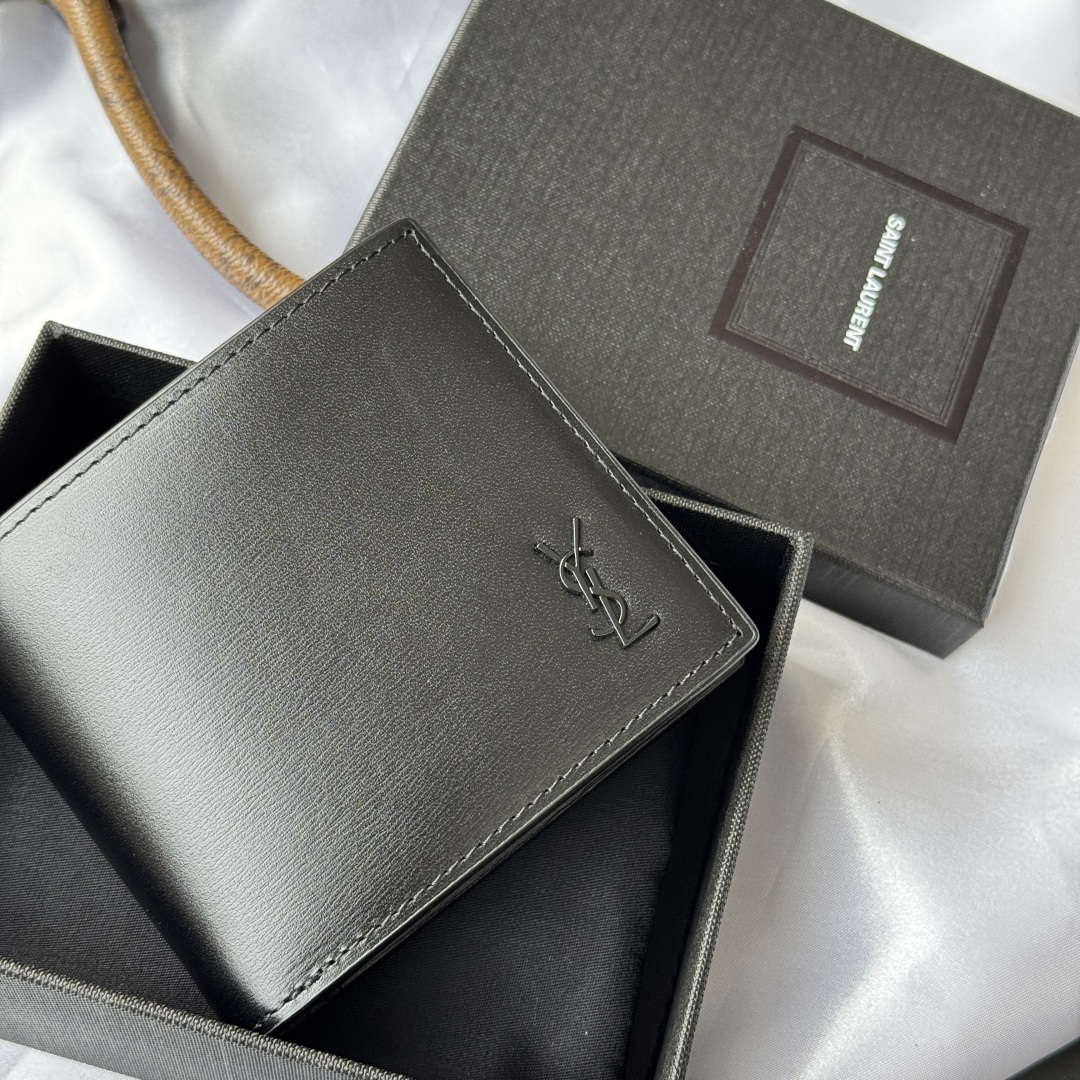 💰250💰 ysl 男士钱包 黑色牙签纹 牛皮
内里可放卡片 大钞  牛皮制作
MONOGRAM对折钱包，饰以金属YSL字母标志。内部：两个纸币隔层、八个卡片槽和两个票据隔层
型号：607727
尺寸：11*9.5*2.5cm