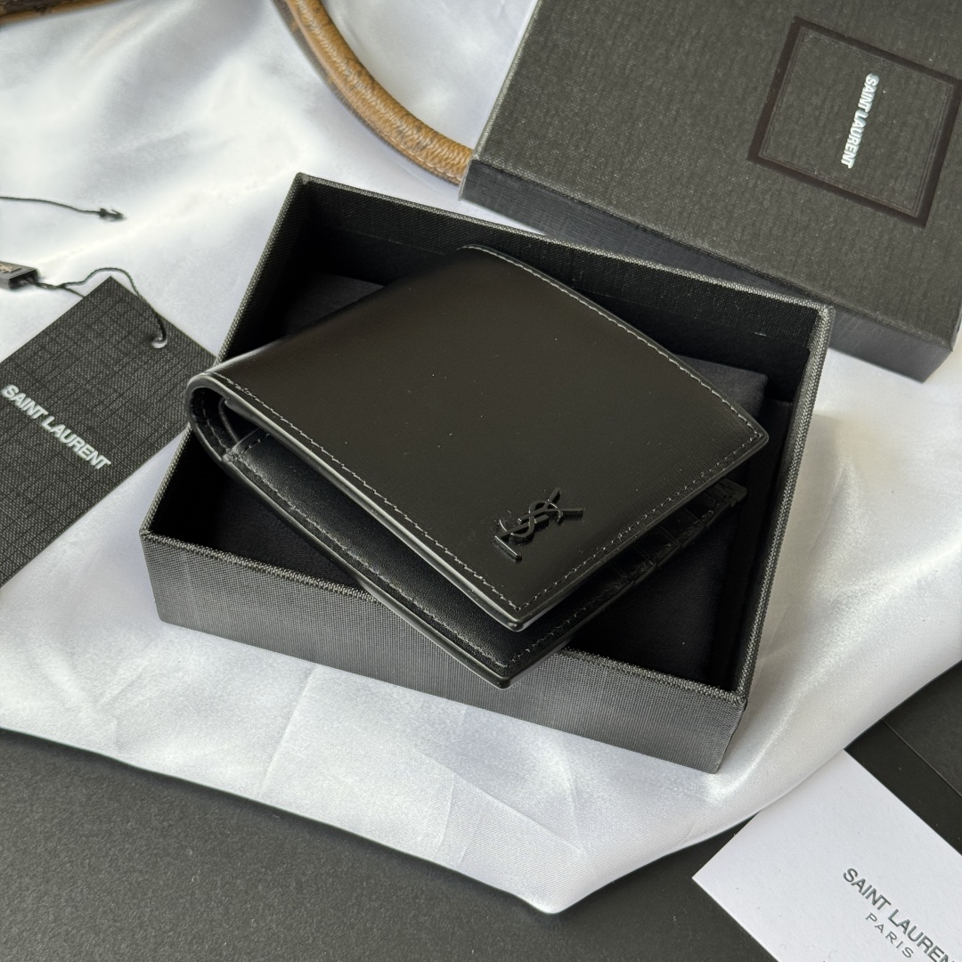💰250💰 ysl 男士钱包 黑色牙签纹 牛皮
内里可放卡片 大钞  牛皮制作
MONOGRAM对折钱包，饰以金属YSL字母标志。内部：两个纸币隔层、八个卡片槽和两个票据隔层
型号：607727
尺寸：11*9.5*2.5cm