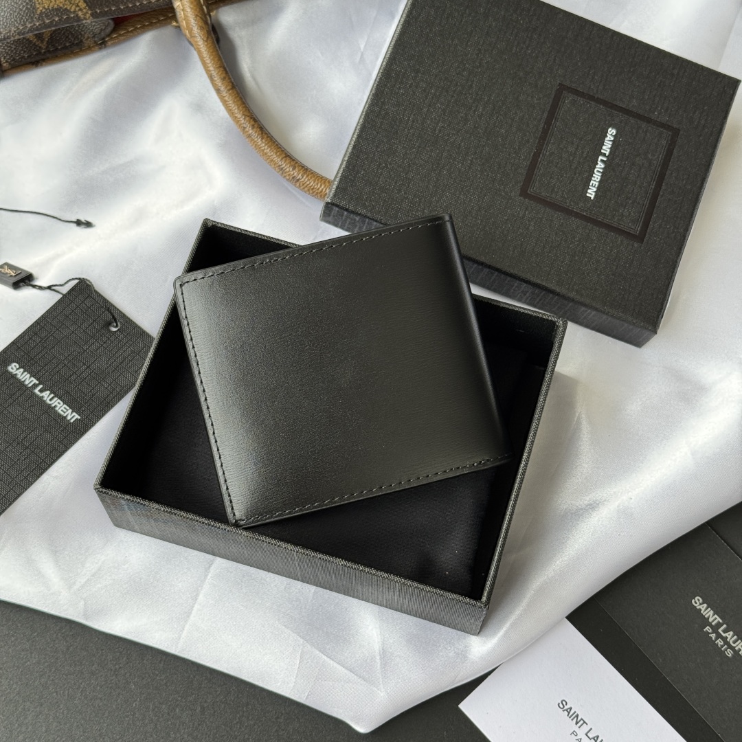 💰250💰 ysl 男士钱包 黑色牙签纹 牛皮
内里可放卡片 大钞  牛皮制作
MONOGRAM对折钱包，饰以金属YSL字母标志。内部：两个纸币隔层、八个卡片槽和两个票据隔层
型号：607727
尺寸：11*9.5*2.5cm