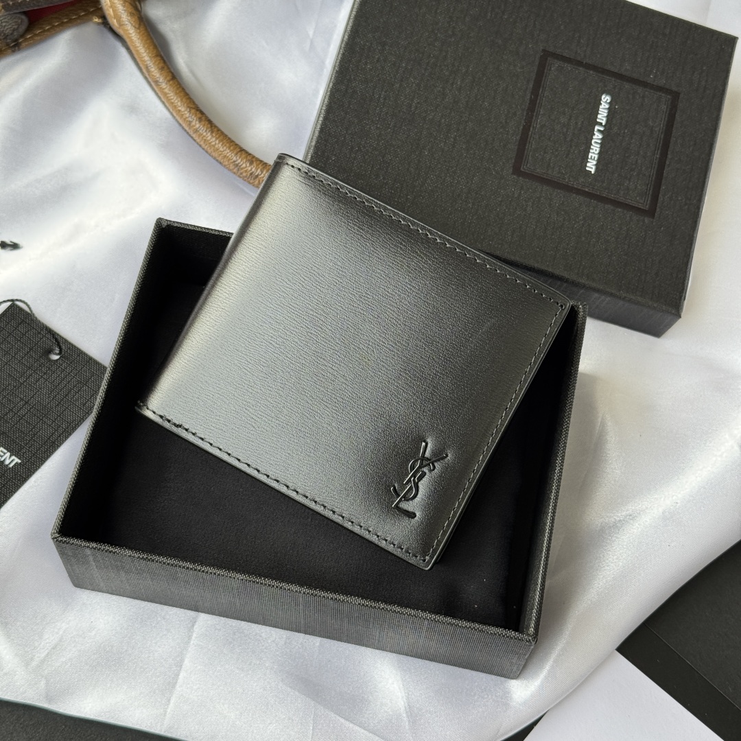 💰250💰 ysl 男士钱包 黑色牙签纹 牛皮
内里可放卡片 大钞  牛皮制作
MONOGRAM对折钱包，饰以金属YSL字母标志。内部：两个纸币隔层、八个卡片槽和两个票据隔层
型号：607727
尺寸：11*9.5*2.5cm
