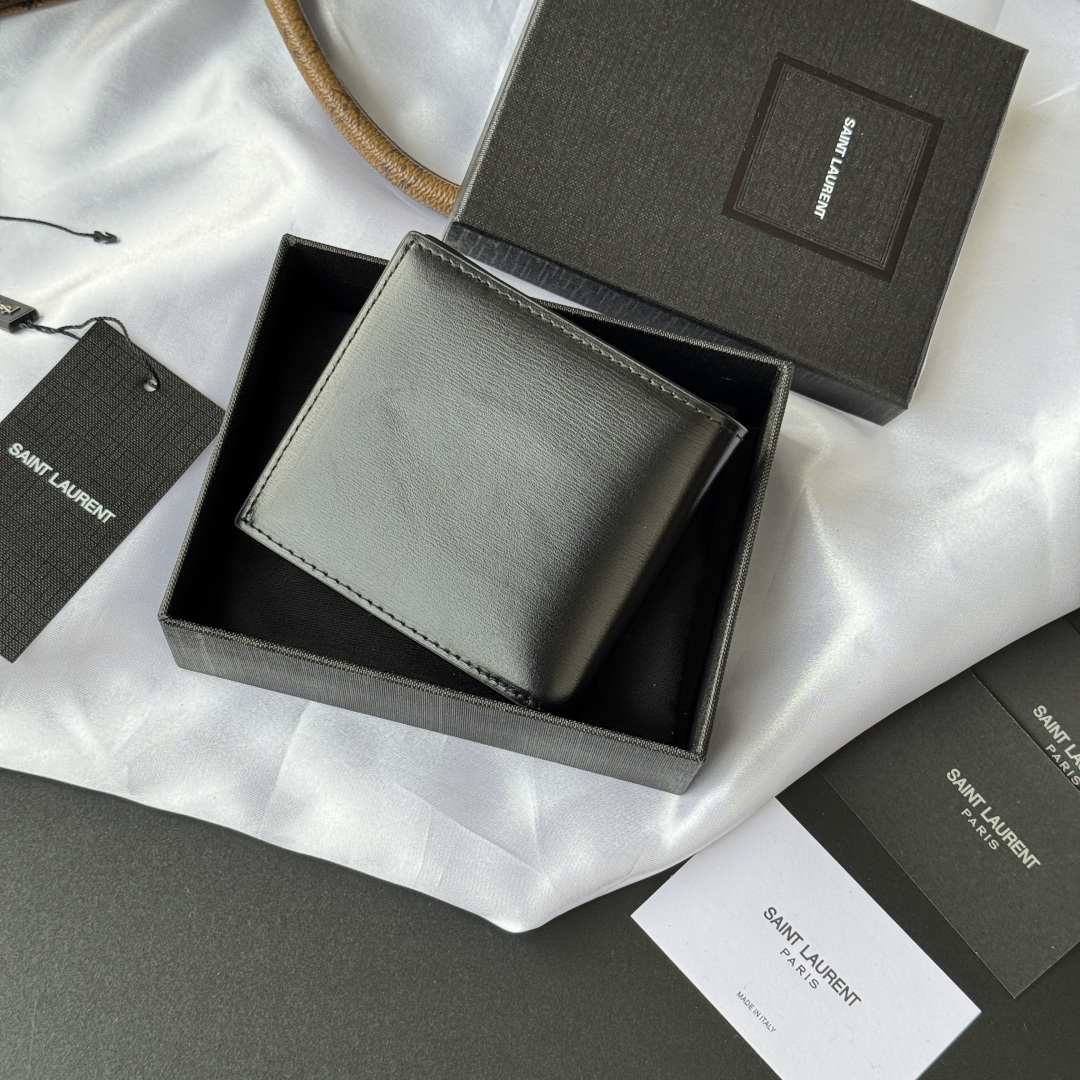 💰250💰 ysl 男士钱包 黑色牙签纹 牛皮
内里可放卡片 大钞  牛皮制作
MONOGRAM对折钱包，饰以金属YSL字母标志。内部：两个纸币隔层、八个卡片槽和两个票据隔层
型号：607727
尺寸：11*9.5*2.5cm