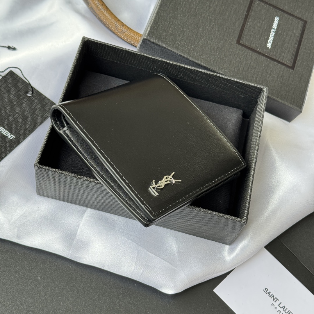 💰250💰 ysl 男士钱包 黑色牙签纹 牛皮
内里可放卡片 大钞  牛皮制作
MONOGRAM对折钱包，饰以金属YSL字母标志。内部：两个纸币隔层、八个卡片槽和两个票据隔层
型号：607727
尺寸：11*9.5*2.5cm