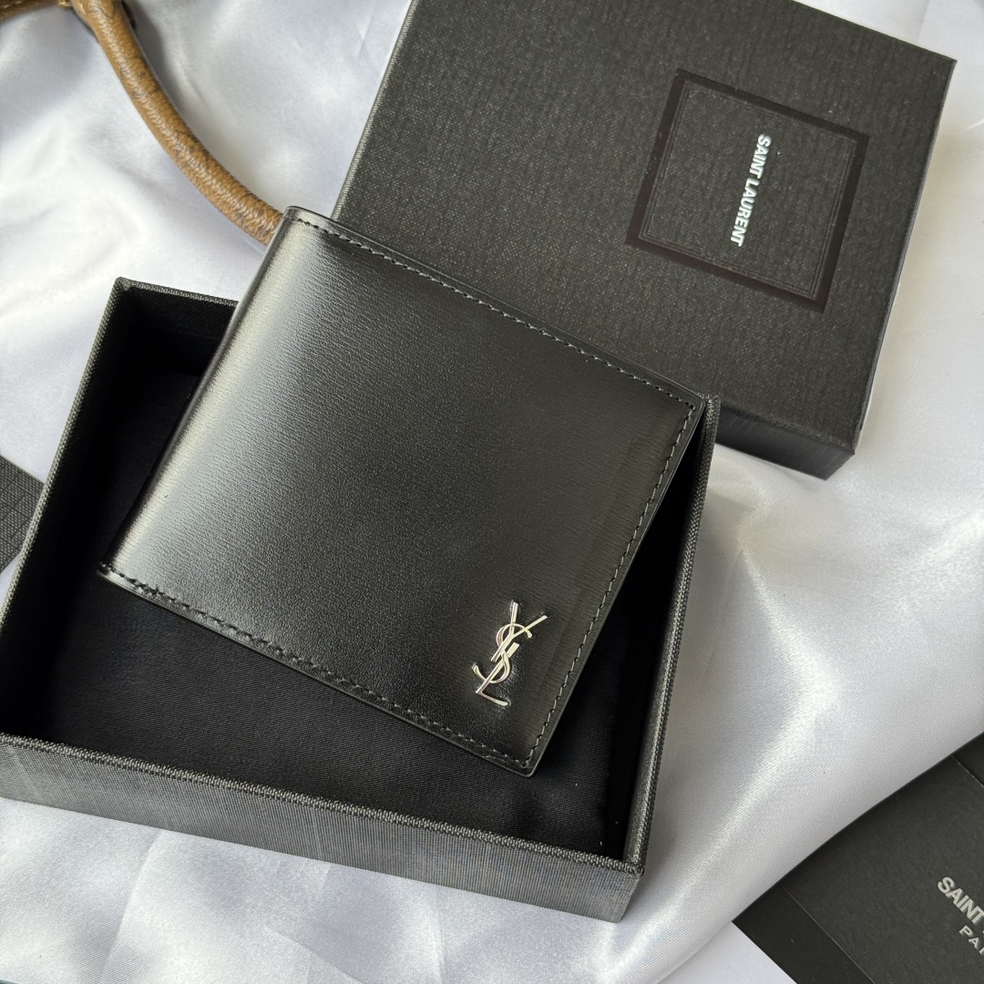 💰250💰 ysl 男士钱包 黑色牙签纹 牛皮
内里可放卡片 大钞  牛皮制作
MONOGRAM对折钱包，饰以金属YSL字母标志。内部：两个纸币隔层、八个卡片槽和两个票据隔层
型号：607727
尺寸：11*9.5*2.5cm