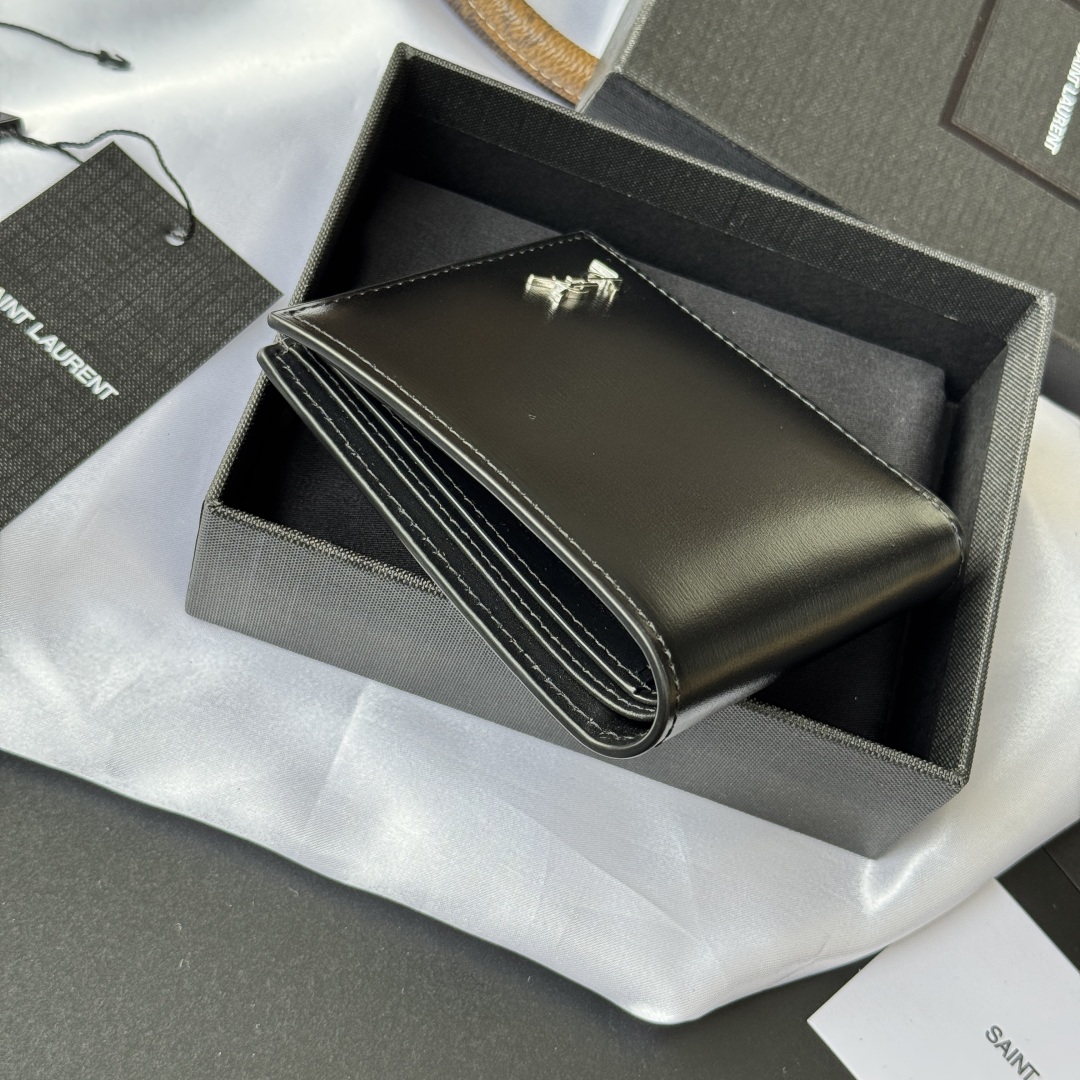 💰250💰 ysl 男士钱包 黑色牙签纹 牛皮
内里可放卡片 大钞  牛皮制作
MONOGRAM对折钱包，饰以金属YSL字母标志。内部：两个纸币隔层、八个卡片槽和两个票据隔层
型号：607727
尺寸：11*9.5*2.5cm