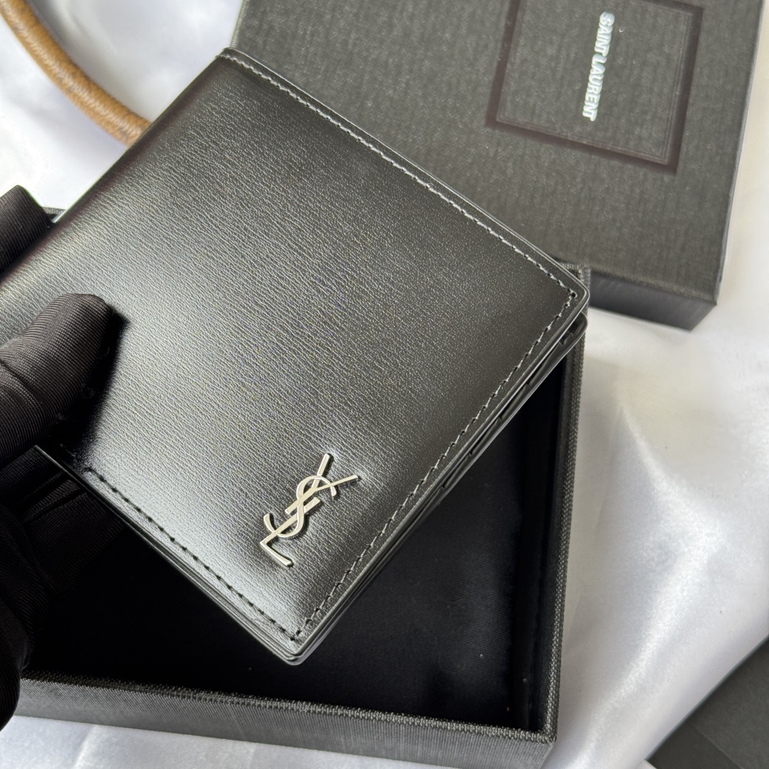 💰250💰 ysl 男士钱包 黑色牙签纹 牛皮
内里可放卡片 大钞  牛皮制作
MONOGRAM对折钱包，饰以金属YSL字母标志。内部：两个纸币隔层、八个卡片槽和两个票据隔层
型号：607727
尺寸：11*9.5*2.5cm