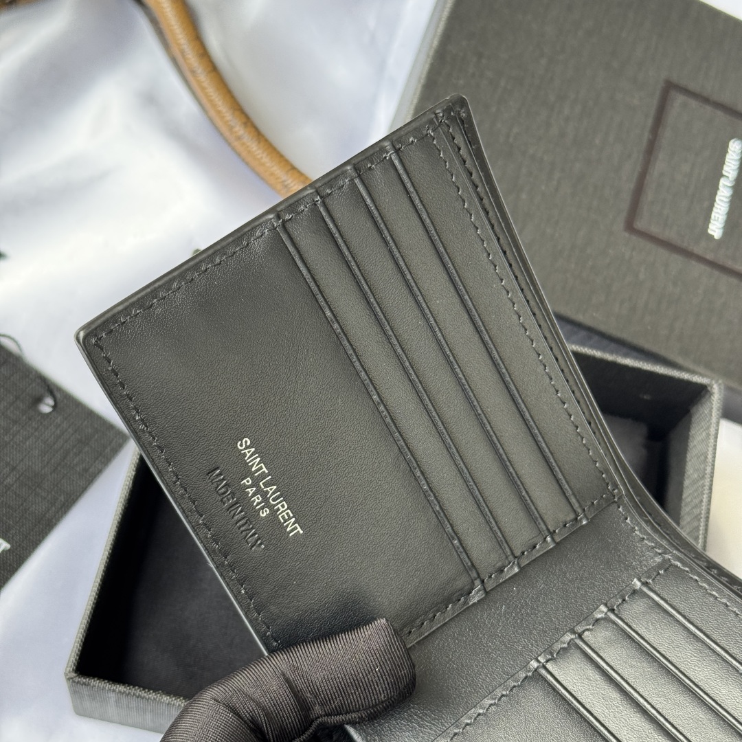 💰250💰 ysl 男士钱包 黑色牙签纹 牛皮
内里可放卡片 大钞  牛皮制作
MONOGRAM对折钱包，饰以金属YSL字母标志。内部：两个纸币隔层、八个卡片槽和两个票据隔层
型号：607727
尺寸：11*9.5*2.5cm