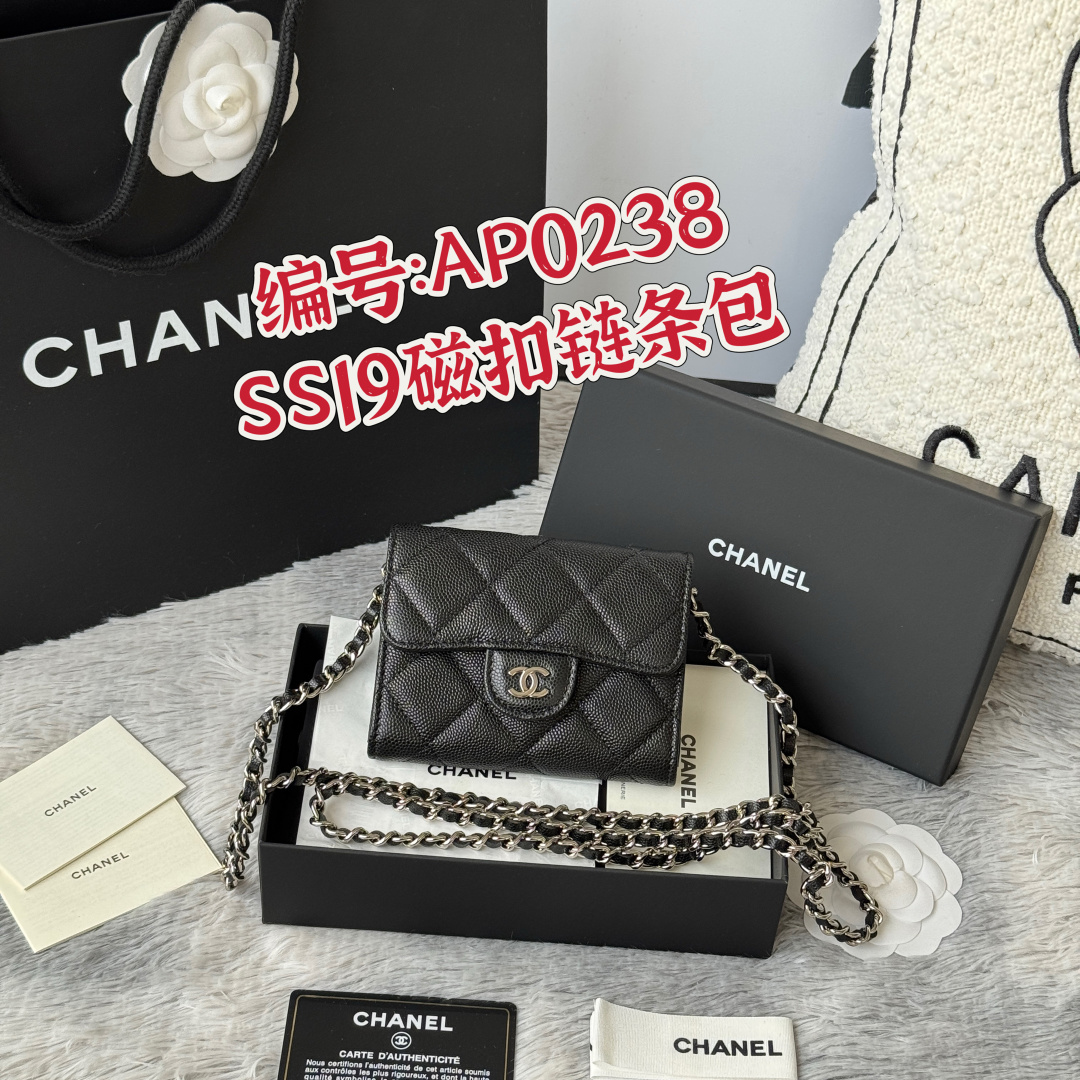 NO:602551,SS19 magnetic buckle chain bag, newly upgraded magnetic buckle in 2025, small chain bag, made of caviar cowhide, can hold lipstick, credit card, some small change, style number 0238 (original quality), size 8.5*12.5*2.5cm, full set of packaging, box card, ribbon and cloth bag. Exclusive photography, Chanel wallet, chanel, wallets, cowhide19860909SS19磁扣链条包 2025年新升级磁吸扣 小香链条小包、鱼子酱牛皮制作 可以装口红,信用卡 一些小零钱 款号0238（原单品质） 尺寸8.5*12.5*2.5cm 全套包装,盒子卡片,丝带 布袋都有 独家拍摄,香奈儿钱包,chanel,wallets,cowhide,Bag