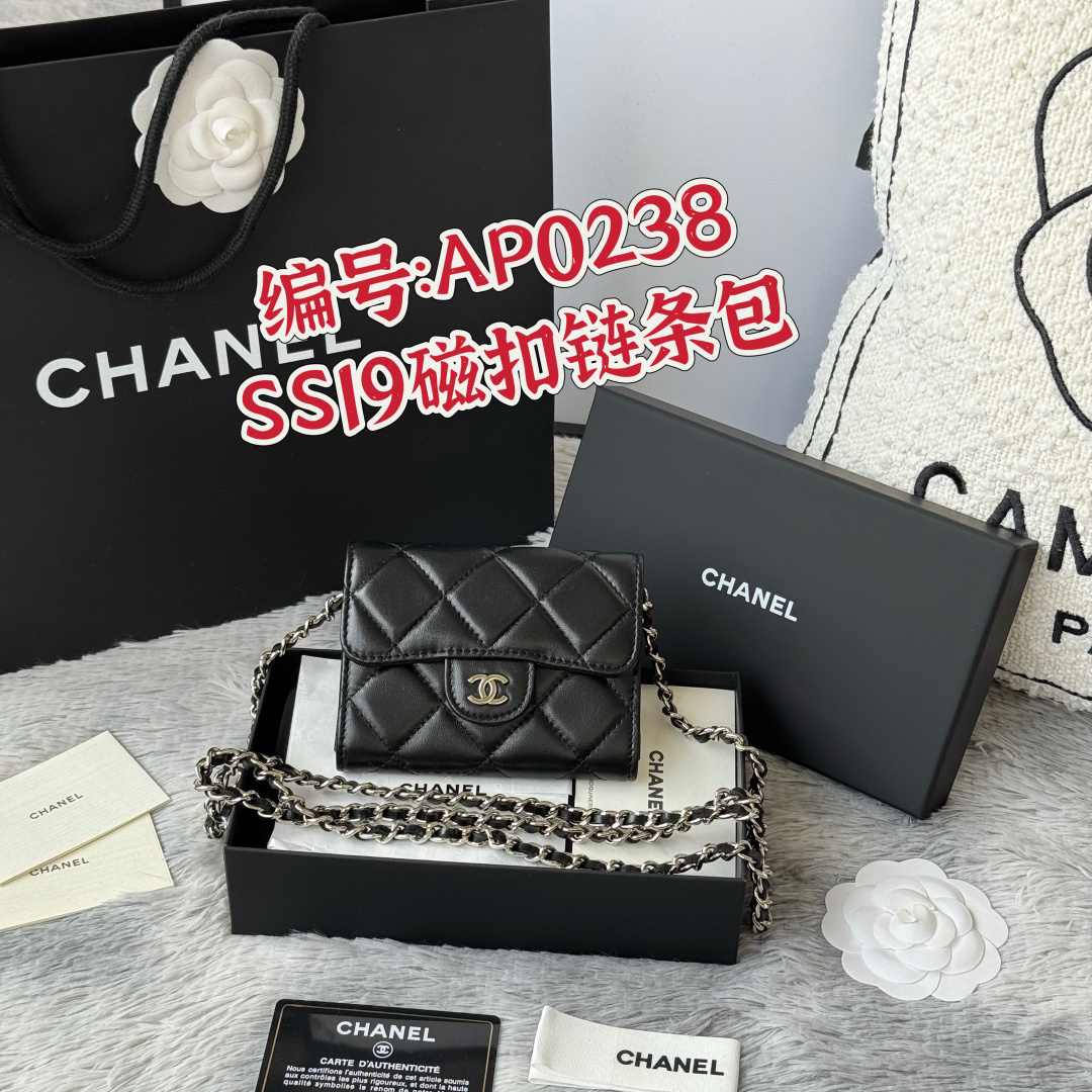 NO:602554,SS19 magnetic buckle chain bag, small waste bag, cute version, newly upgraded magnetic buckle in 2025, small fragrant chain bag, made of imported lambskin, can hold lipstick, credit card, some small change, style number 0238 (original quality), size 8.5*12.5*2.5cm, full set of packaging, box card, ribbon and cloth bag. Exclusive photography, Chanel wallet, chanel, wallets, sheepskin19860909SS19磁扣链条包 小废包 可爱版 2025年新升级磁吸扣 小香链条小包、进口小羊皮制作 可以装口红,信用卡 一些小零钱 款号0238（原单品质） 尺寸8.5*12.5*2.5cm 全套包装,盒子卡片,丝带 布袋都有 独家拍摄,香奈儿钱包,chanel,wallets,sheepskin,Bag