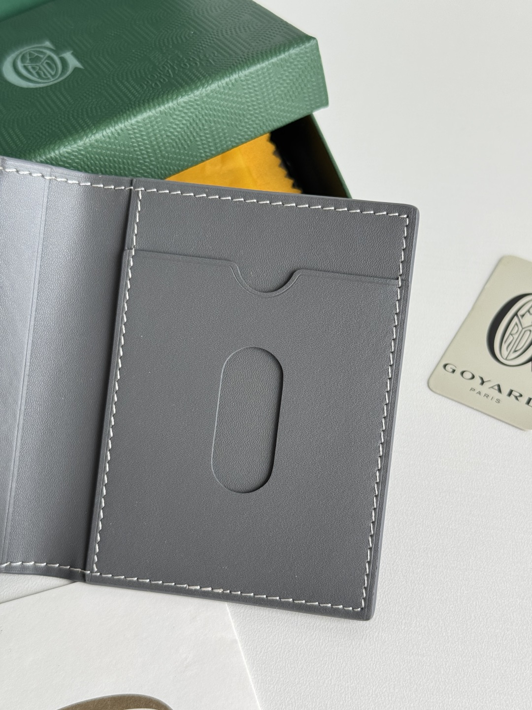 Saint-Marc カードケース 皮革製 胸カード収納