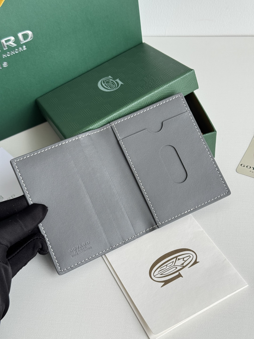 Saint-Marc カードケース 皮革製 胸カード収納