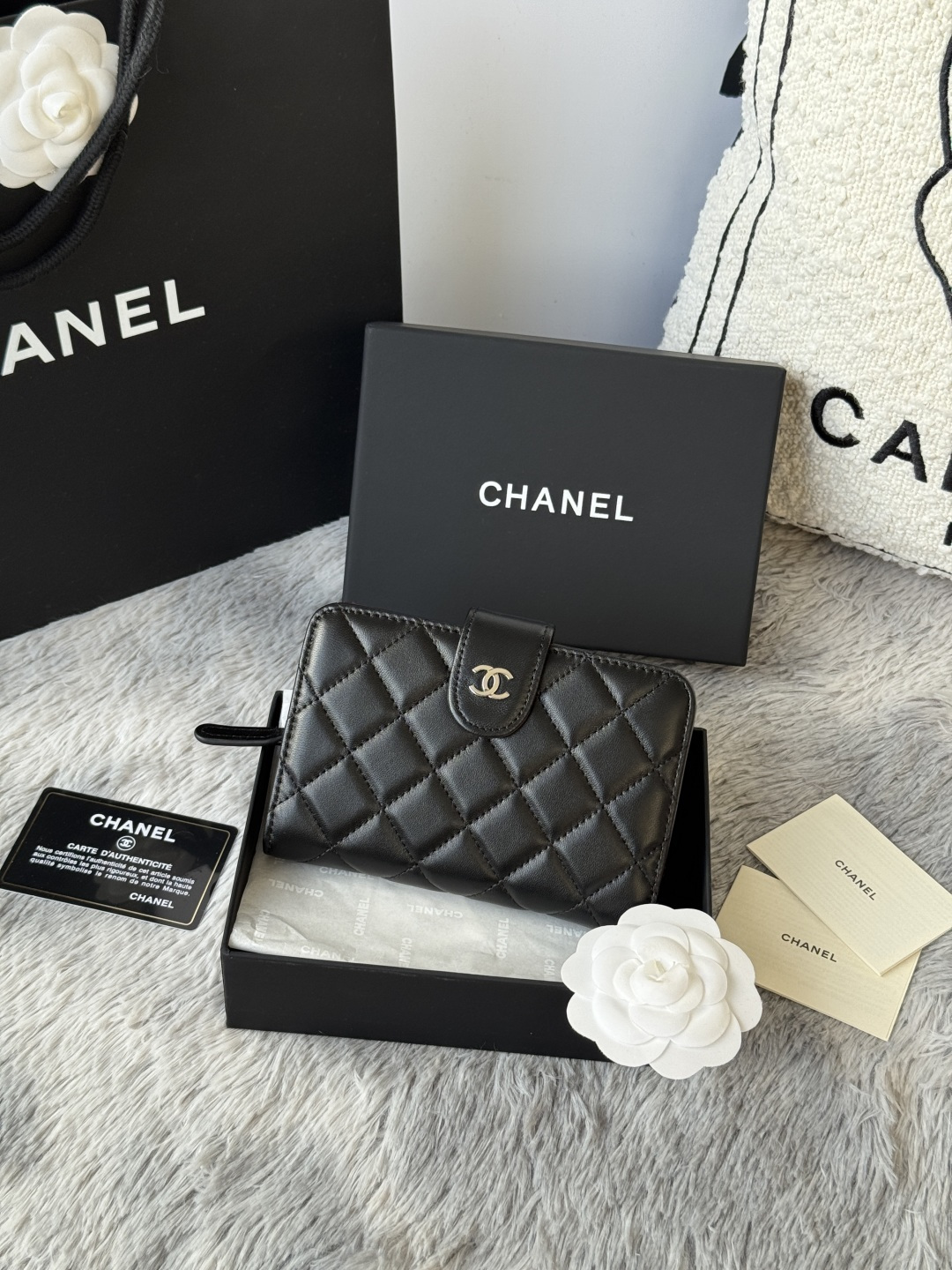 NO:584542,The classic medium double wall wallet has arrived!  The diamond pattern of imported lambskin is very attractive!  Bright gold hardware is so trendy!  10 card slots, very high-end, out of stock at the counter, can hold credit cards, coins, hundred-yuan bills, opening and closing snaps. Item number: A48667 Height: w15×h10×d2.5cm, Chanel wallet, chanel, wallets, sheepskin19860909经典中号双层钱包到货！ 进口小羊皮 的菱格纹路,非常耐看！ 亮金五金非常时髦！ 10个卡位  非常高级,专柜断货王,可放信用卡 硬币,百元大钞,开合按扣 货号:A48667 尺下:w15×h10×d2.5cm,香奈儿钱包,chanel,wallets,sheepskin,Bag