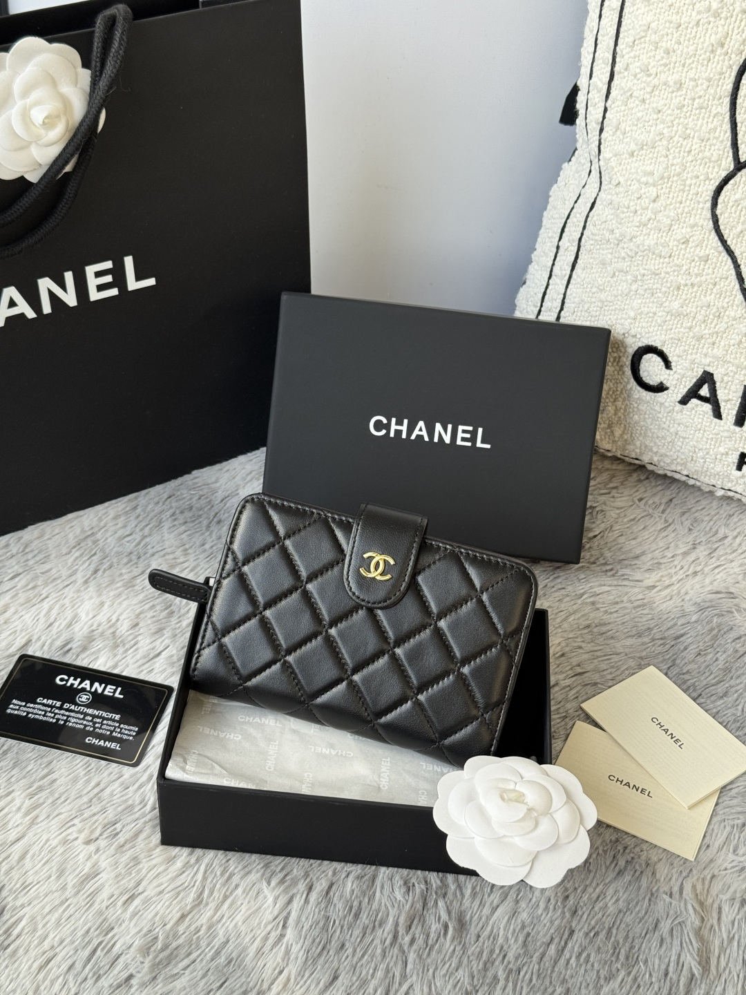 NO:584546,The classic medium double wall wallet has arrived!  The diamond pattern of imported lambskin is very attractive!  Bright gold hardware is so trendy!  10 card slots, very high-end, out of stock at the counter, can hold credit cards, coins, hundred-yuan bills, opening and closing snaps. Item number: A48667 Height: w15×h10×d2.5cm, Chanel wallet, chanel, wallets, sheepskin19860909经典中号双层钱包到货！ 进口小羊皮的菱格纹路,非常耐看！ 亮金五金非常时髦！ 10个卡位  非常高级,专柜断货王,可放信用卡 硬币,百元大钞,开合按扣 货号:A48667 尺下:w15×h10×d2.5cm,香奈儿钱包,chanel,wallets,sheepskin,Bag