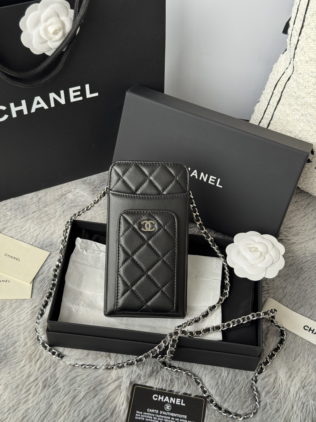 NO:618995,The new Ohane bag body is soft, smooth and delicate, and the leather chain design is stunning ~ Imported lambskin mobile phone chain bag Multi-functional fashion chain cross bag Universal cross-body bag The bag body is compact and can hold a mobile phone PLUS Size 18.2X9X3 Model AP, Chanel wallet, chanel, wallets, sheepskin19860909新款Ohane  包身柔软光滑细腻,皮穿链设计颜值爆表～ 进口小羊皮手机链条包 多功能时尚链条跨包 手拿斜挎通用 包身小巧 可以放手机PLUS 尺寸18.2X9X3 型号AP,香奈儿钱包,chanel,wallets,sheepskin,Bag