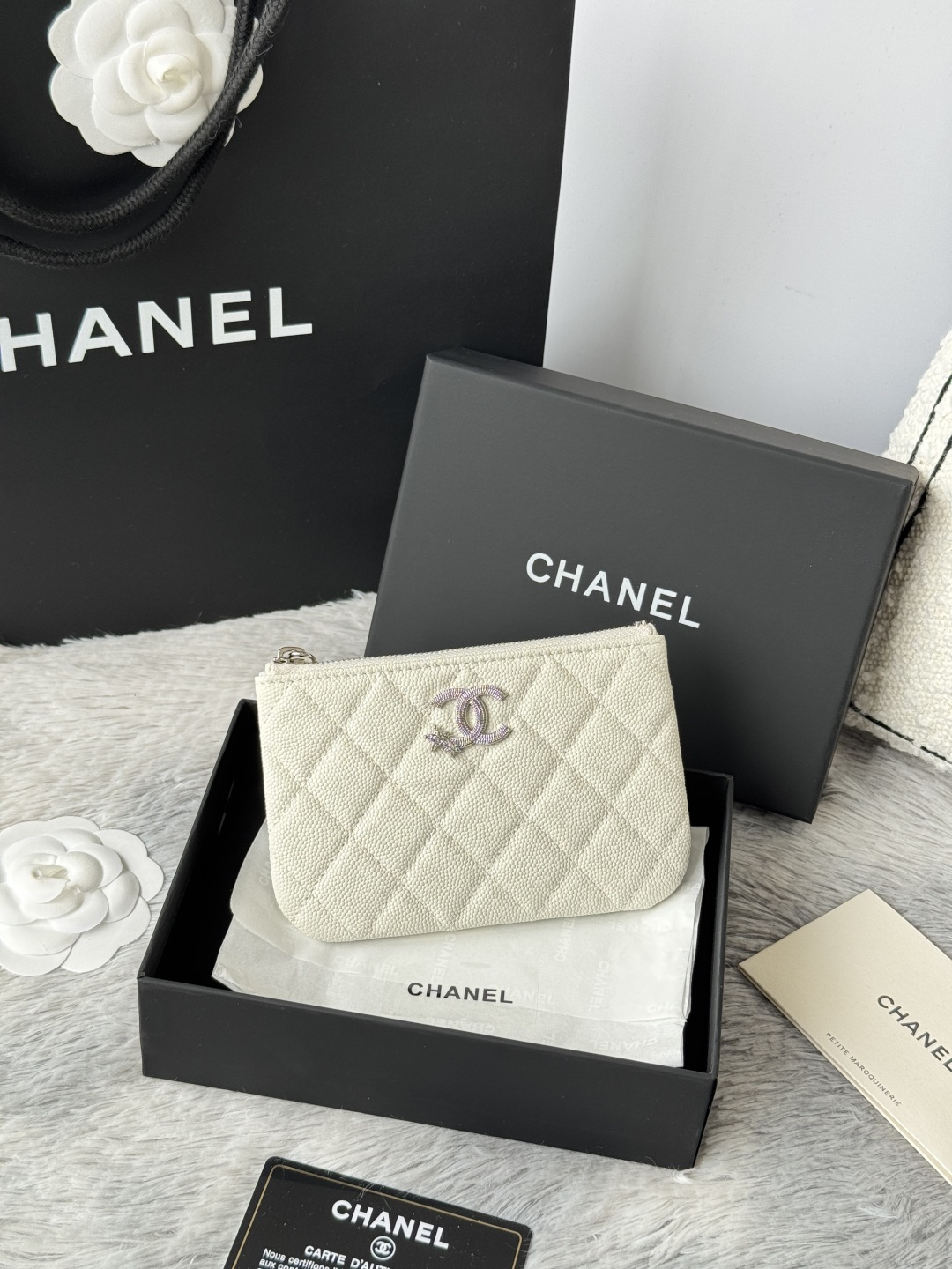NO:602555,CHANEL 25b star treasure diamond logo large double C hardware, fresh design, with exquisite replica flavor, very beautiful, official website new card holder, caviar medium ball grain cowhide is scratch-resistant, super glossy, it is troublesome to carry a bag that is too big in summer, it is suitable for putting in a mini bag, and it is also convenient to put in your pocket. The bag has a zipper, super practical, you can also put cards, change, coins, keys inside!  No. AB size 14x10x1cm, Chanel wallet, chanel, chanel, wallets, cowhide19860909CHANEL 25b星星宝藏钻石logo 大双C五金,设计感新鲜,带精致复刻味,非常美丽,官网 新品 卡包 鱼子酱中球纹牛皮防刮花,光泽感超好,夏季背太大的包麻烦,适合放迷你小包里面,装兜里也方便 袋口有拉链,超实用,内里亦可放卡,零钱,硬币,钥匙！ 编号AB 尺寸14x10x1cm,香奈儿钱包,chanel,chanel,wallets,cowhide,Bag