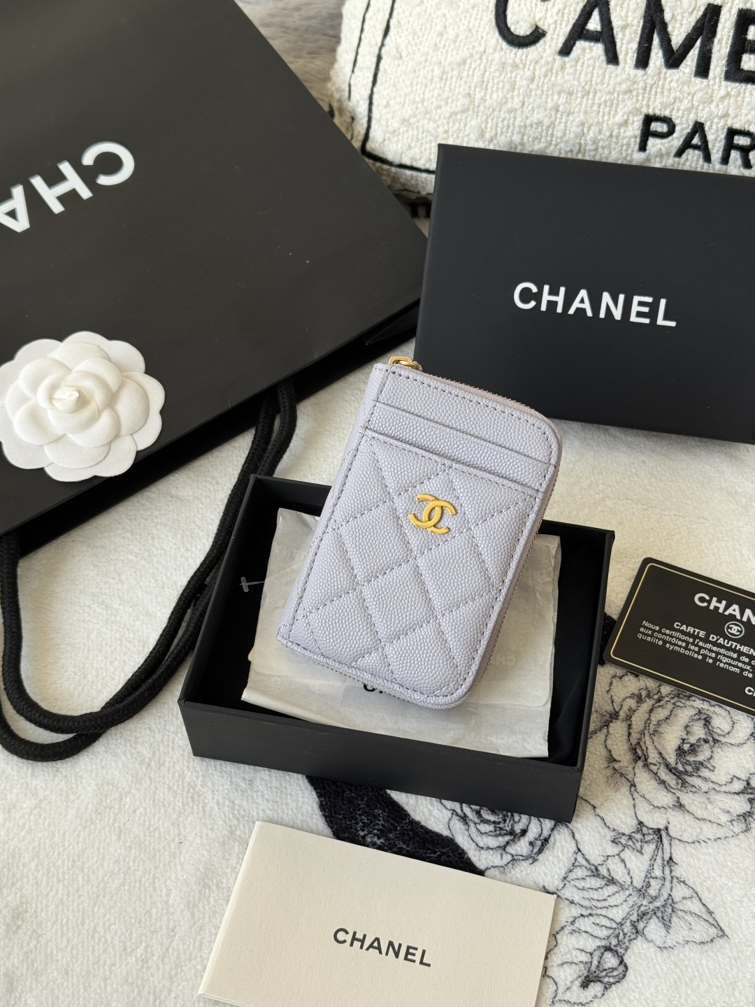 NO:618993,chanel New Color New Color Upgraded version of the original order Made of caviar fine ball cowhide, full of grains, three credit card slots on the outside, coins and change cards can be placed inside, small zipper coin purse, this small single pull card bag has additional card slots on the front and back!  Meet many card needs!  Convenient and quick storage. Model No. A1650Y. Size 7.5×2×11.cm. Color as shown in the picture. Actual photo, Chanel wallet, chanel, chanel, wallets, cowhide.19860909chanel 新色 新色 升级版原单 鱼子酱细球牛皮制作 颗粒饱满 外面三个信用卡位 内里可放硬币 零钱 卡 小拉链零钱包,这款小单拉卡包前幅后幅都增加了卡位！满足用卡需求多！收纳方便快捷 款号A1650Y 尺寸7.5×2×11.cm 颜色 如图所示 实物拍摄,香奈儿钱包,chanel,chanel,wallets,cowhide,Bag