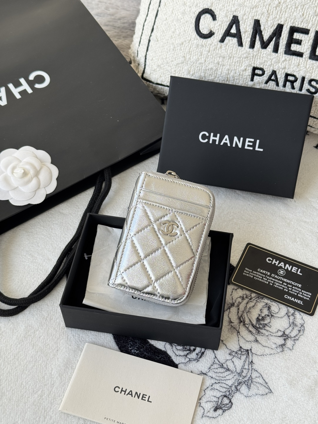 NO:618997,chanel new color new color upgraded version of the original single imported lambskin production diamond pattern three credit card slots on the outside, coins and change cards can be placed inside small zipper coin purse, this small single pull card bag has additional card slots on the front and back!  Meet many card needs!  Convenient and quick storage. Model No. A1650Y. Size 7.5×2×11.cm. Color as shown in the picture. Actual photo, Chanel wallet, chanel, chanel, wallets, sheepskin.19860909chanel 新色 新色 升级版原单 进口小羊皮 制作 菱格 外面三个信用卡位 内里可放硬币 零钱 卡 小拉链零钱包,这款小单拉卡包前幅后幅都增加了卡位！满足用卡需求多！收纳方便快捷 款号A1650Y 尺寸7.5×2×11.cm 颜色 如图所示 实物拍摄,香奈儿钱包,chanel,chanel,wallets,sheepskin,Bag