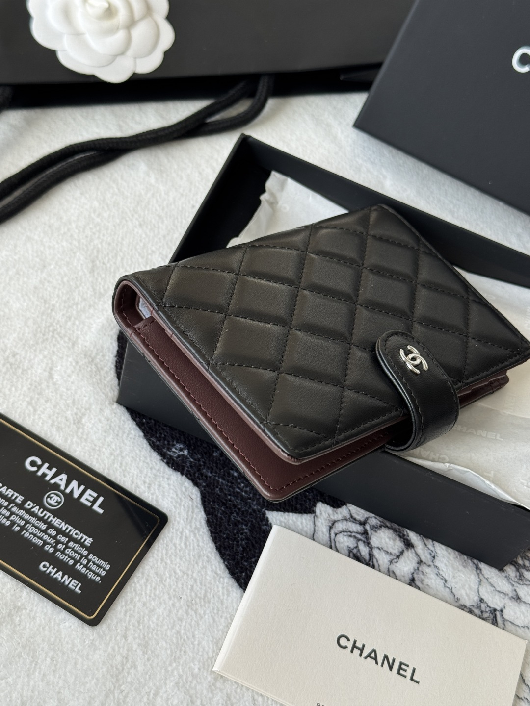 Chanel 新色上架中小香多功能护照夹