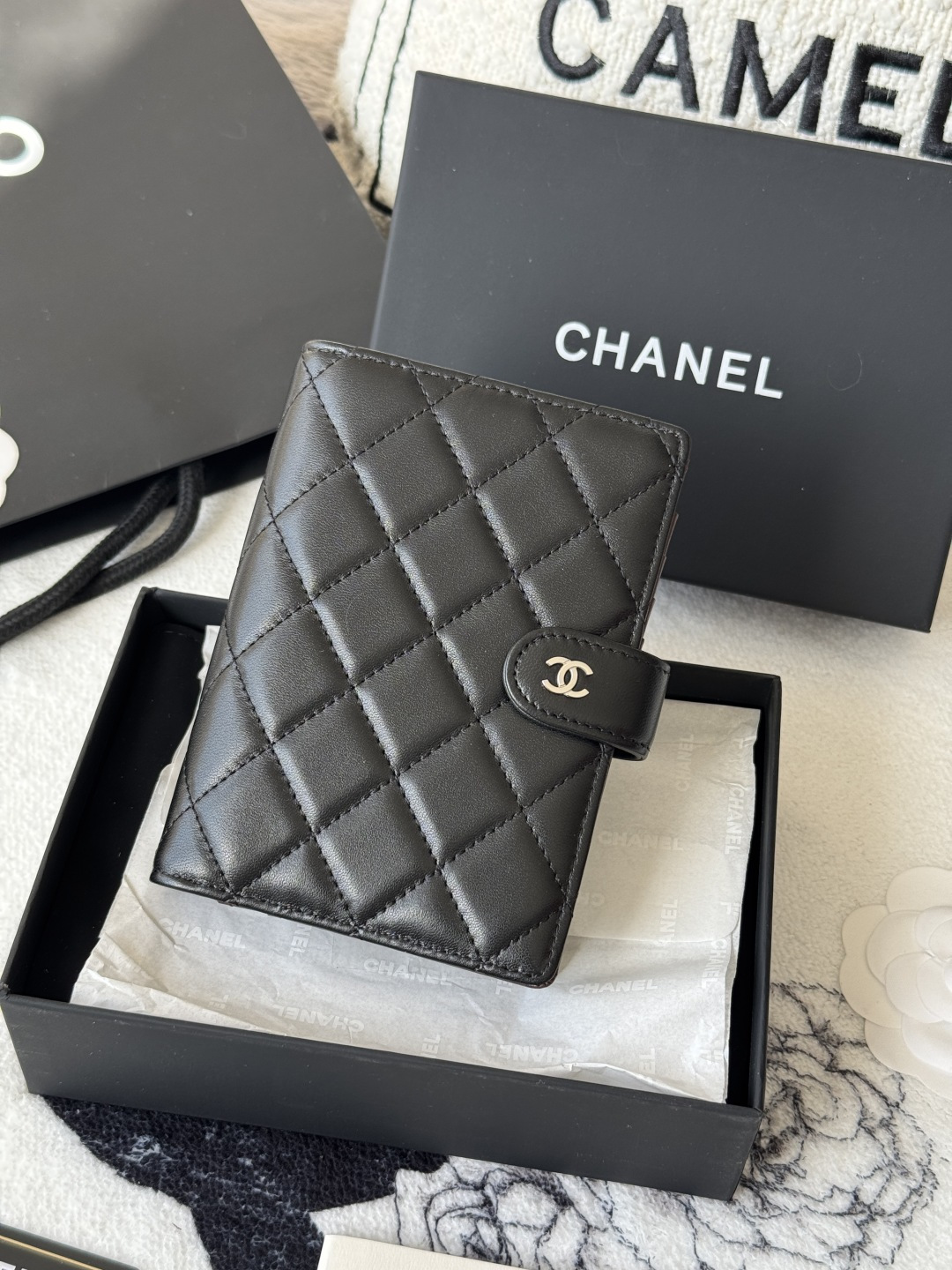 Chanel 新色上架中小香多功能护照夹