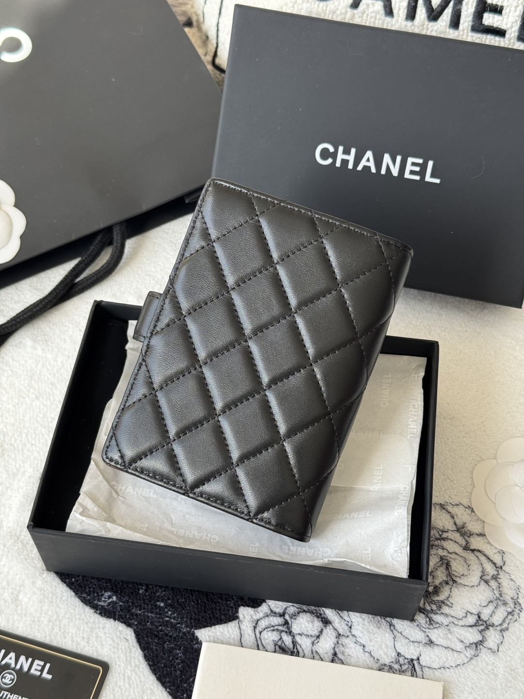 Chanel 新色上架中小香多功能护照夹