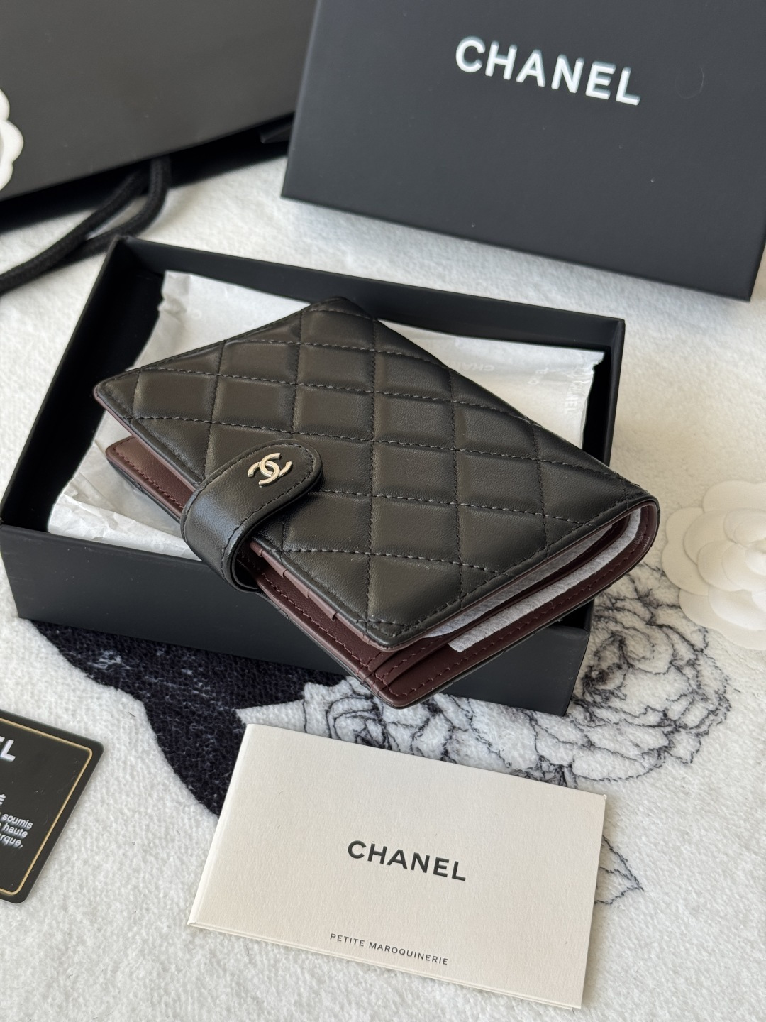 Chanel 新色上架中小香多功能护照夹