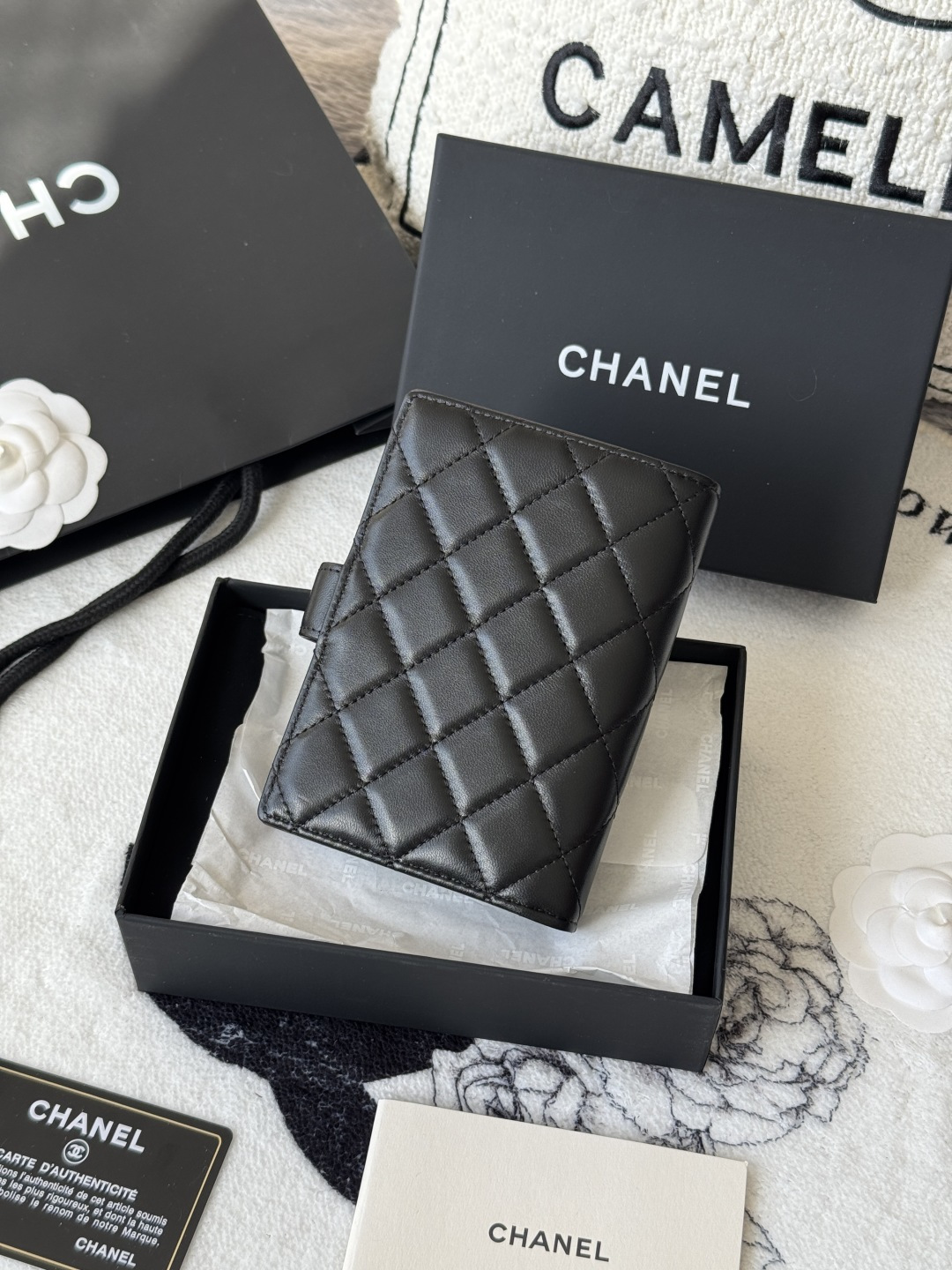 Chanel 新色上架中小香多功能护照夹