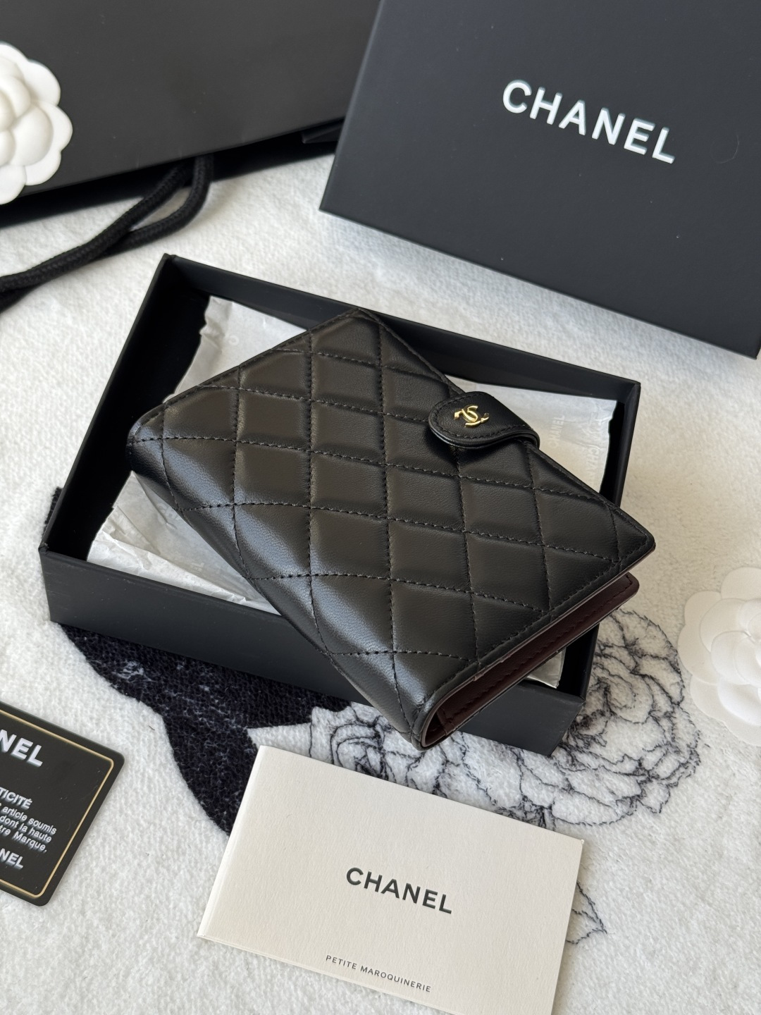 Chanel 新色上架中小香多功能护照夹