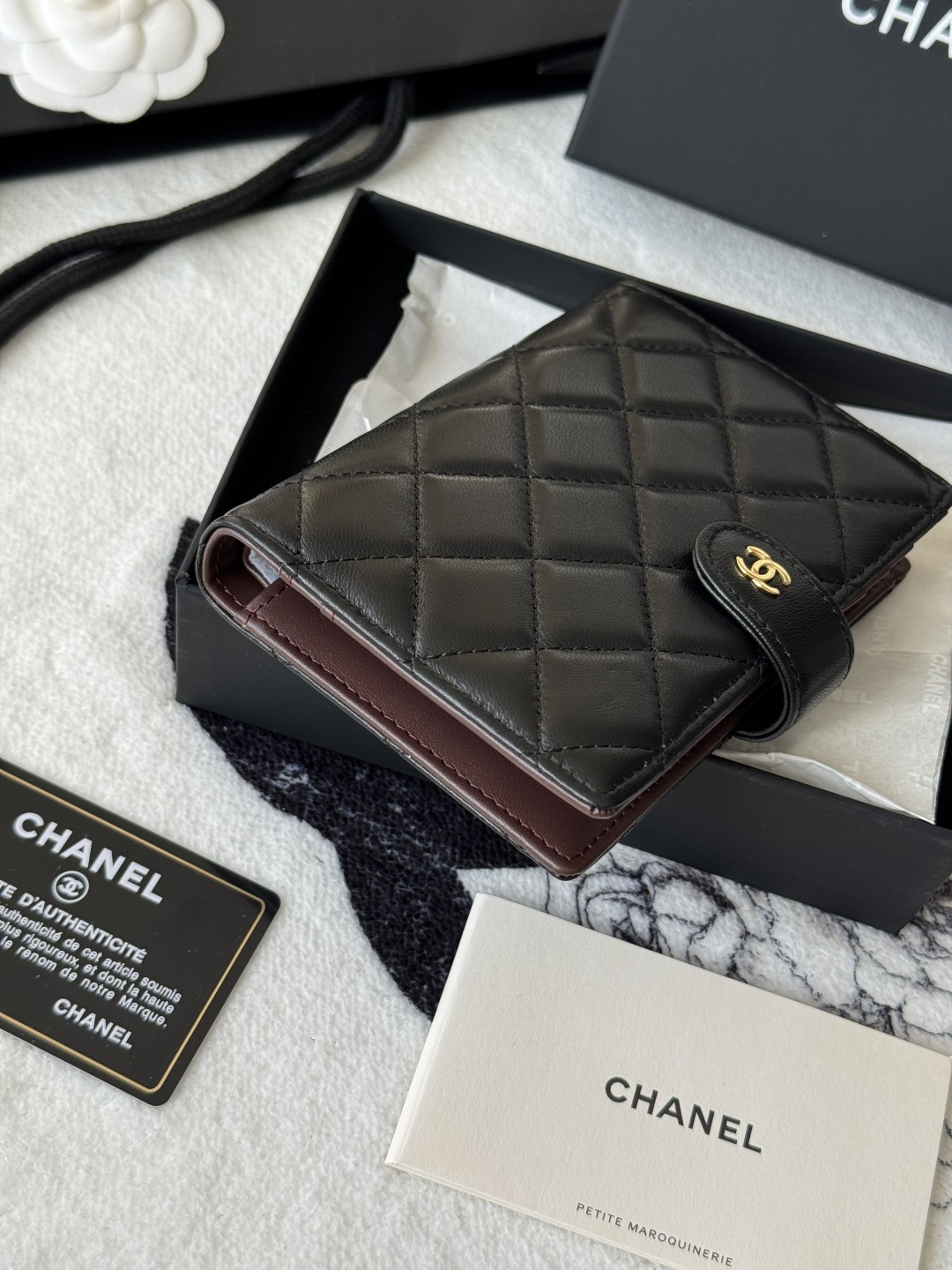 Chanel 新色上架中小香多功能护照夹