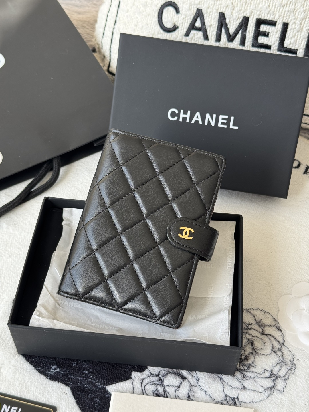 Chanel 新色上架中小香多功能护照夹
