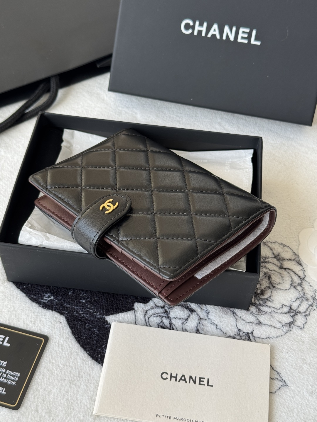 Chanel 新色上架中小香多功能护照夹
