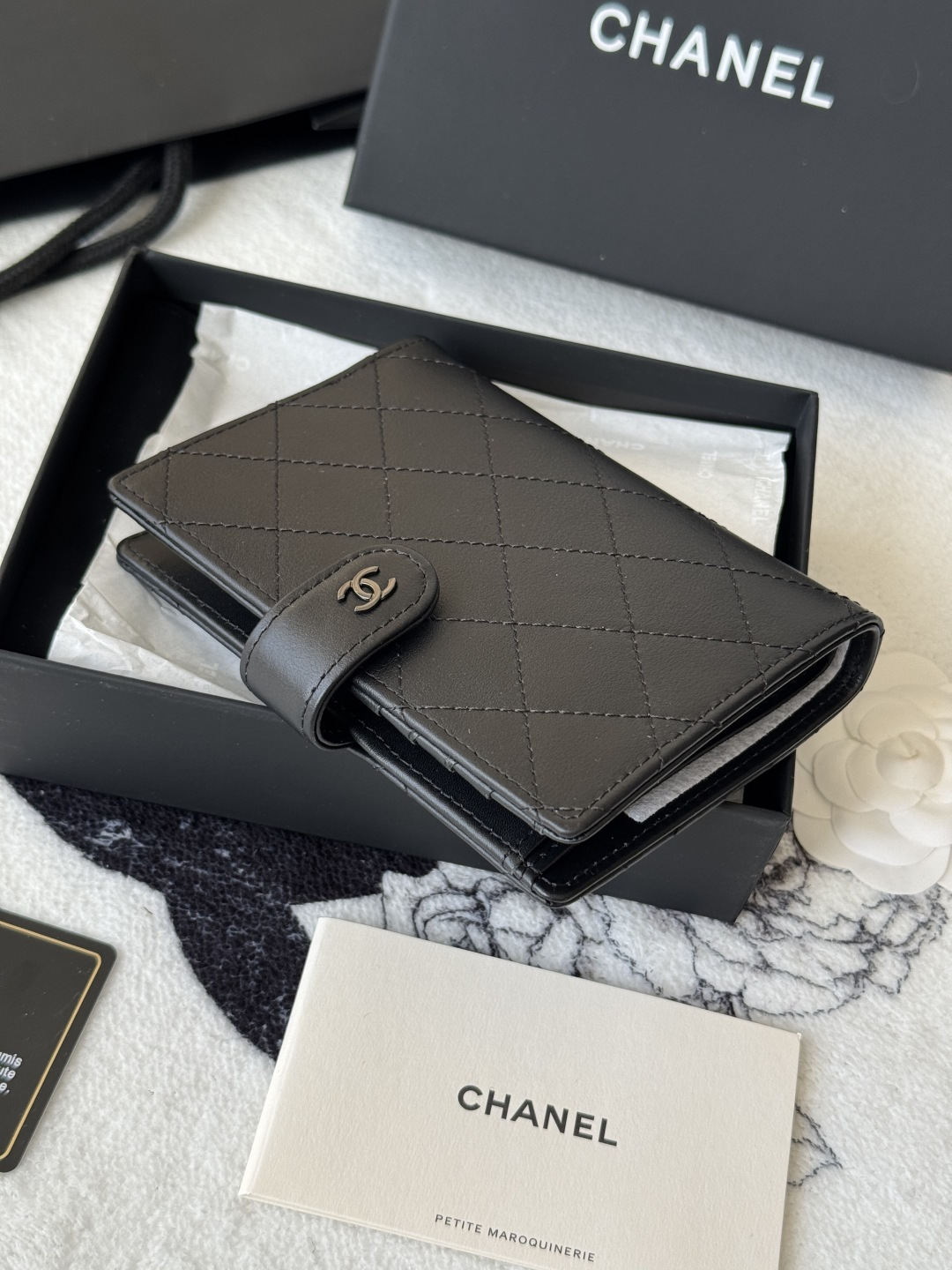 Chanel 新色上架中小香多功能护照夹