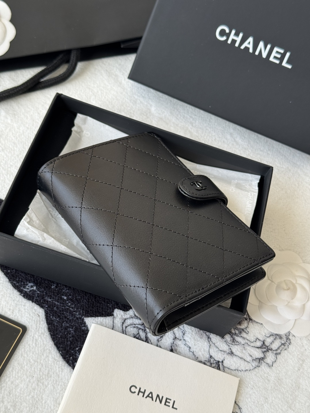 Chanel 新色上架中小香多功能护照夹