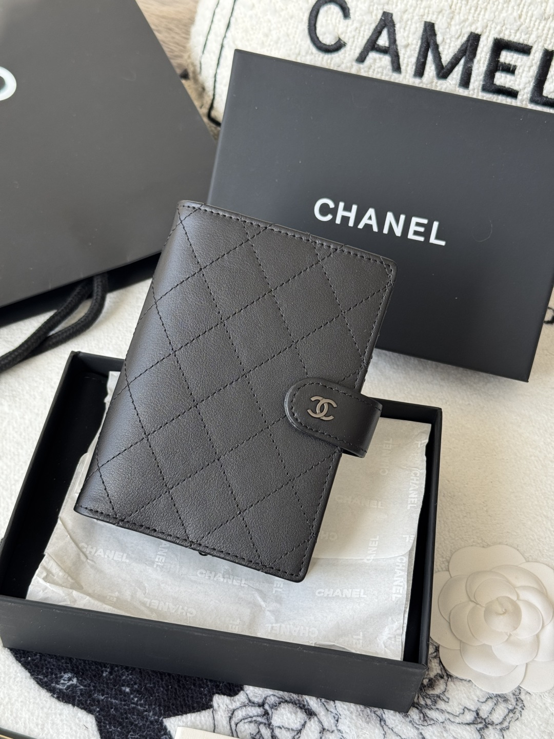 Chanel 新色上架中小香多功能护照夹