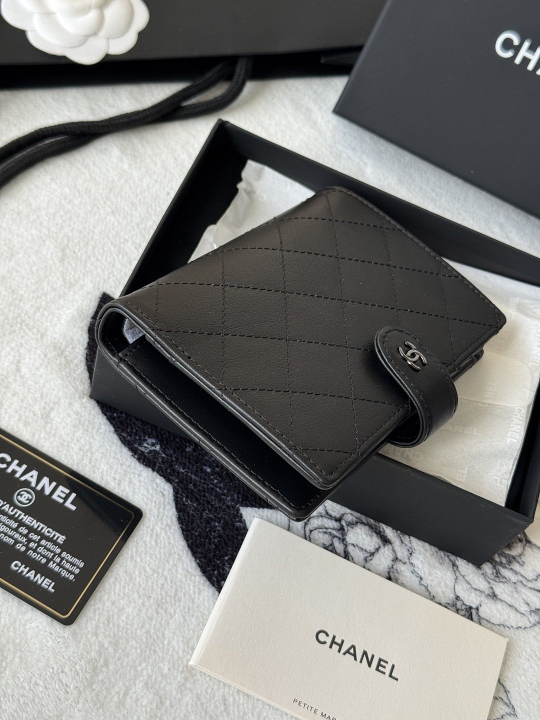 Chanel 新色上架中小香多功能护照夹