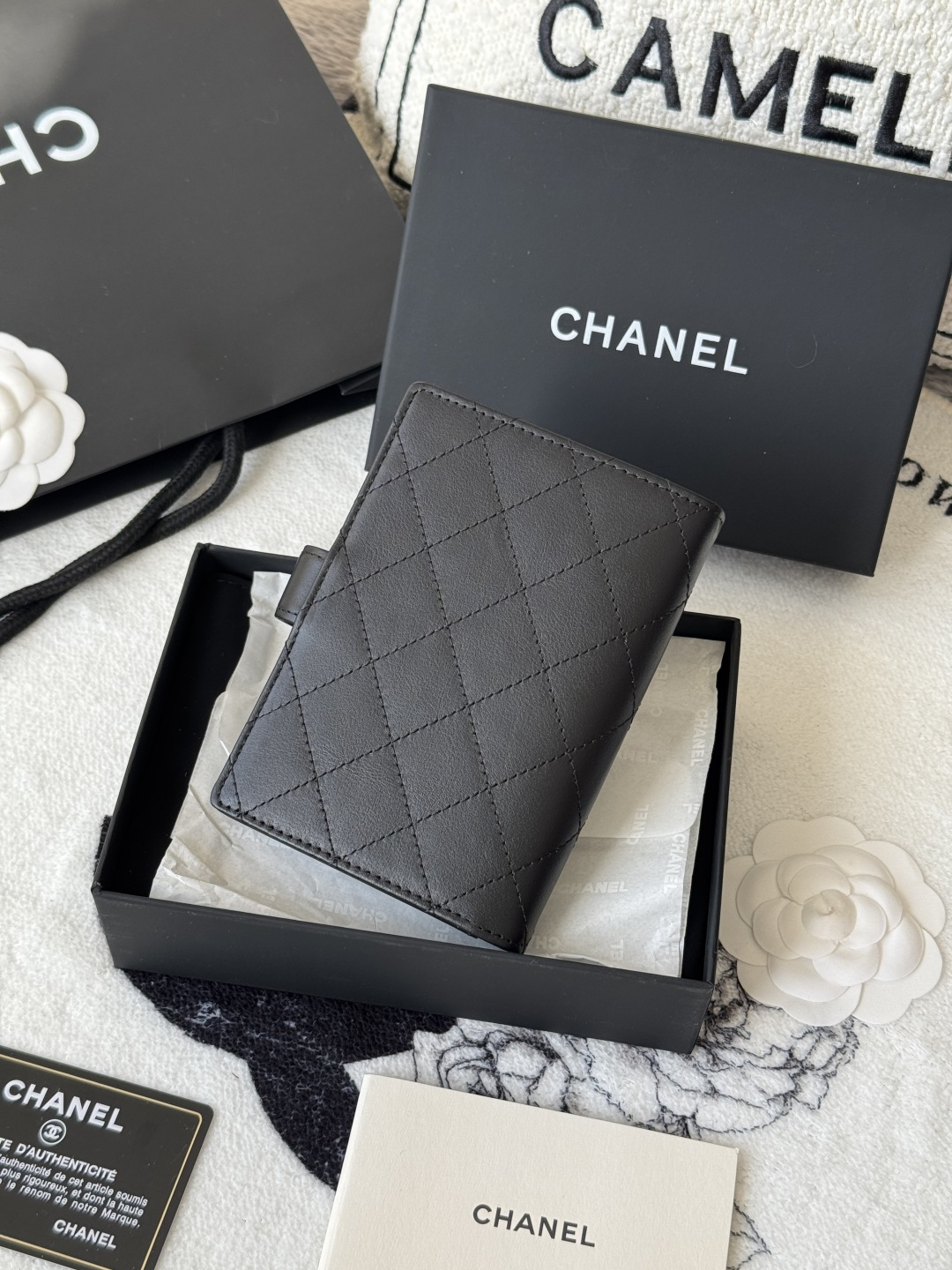 Chanel 新色上架中小香多功能护照夹
