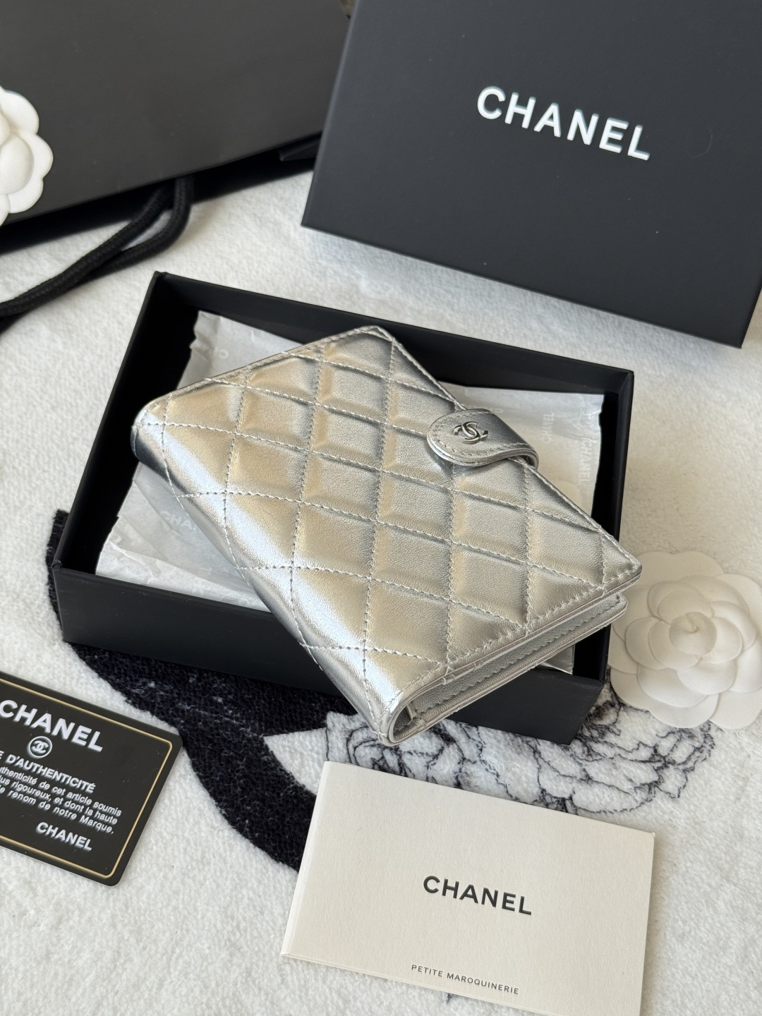 Chanel 新色上架中小香多功能护照夹