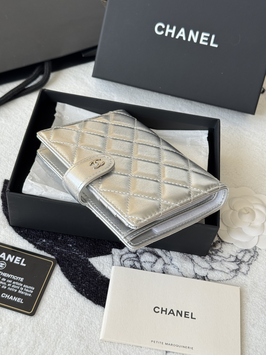 Chanel 新色上架中小香多功能护照夹