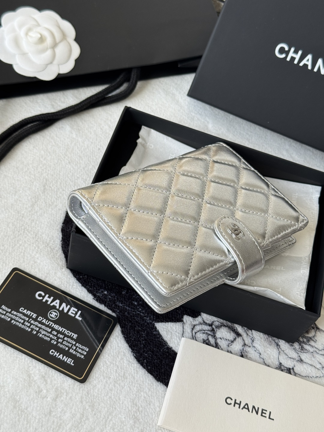 Chanel 新色上架中小香多功能护照夹