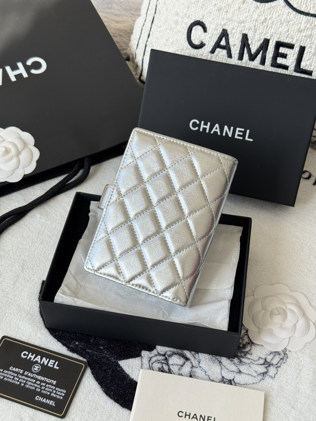 Chanel 新色上架中小香多功能护照夹