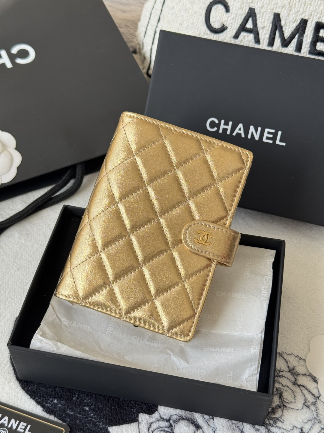 Chanel 新色上架中小香多功能护照夹