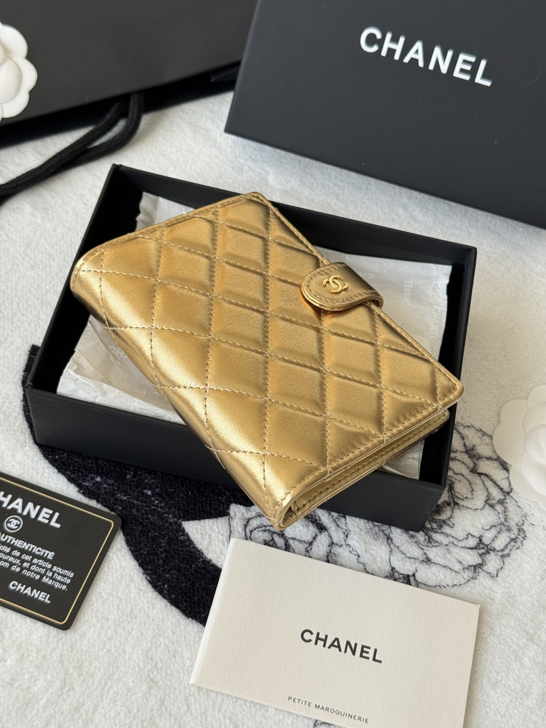 Chanel 新色上架中小香多功能护照夹