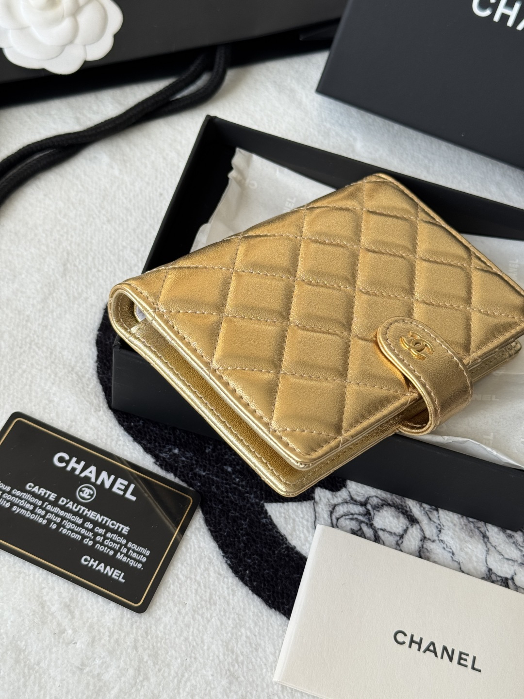 Chanel 新色上架中小香多功能护照夹