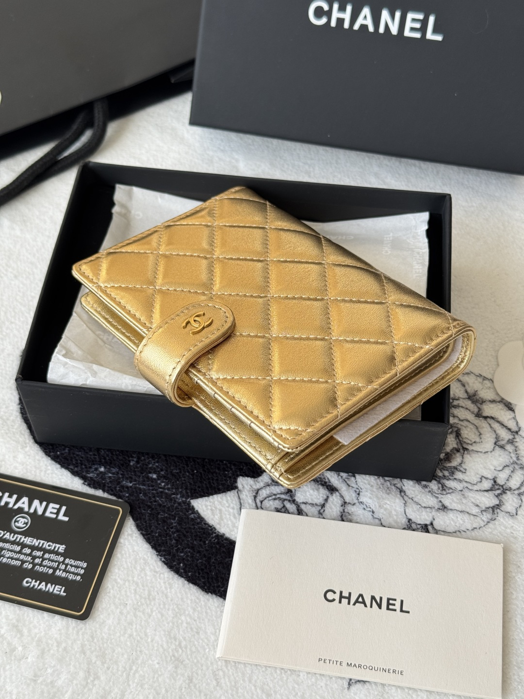 Chanel 新色上架中小香多功能护照夹